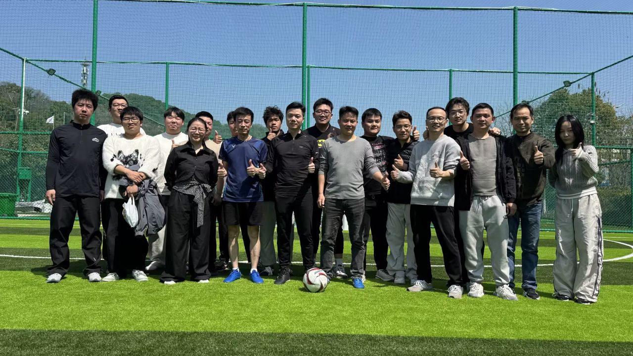 热烈祝贺第一届“曲线杯”足球联赛圆满落幕!